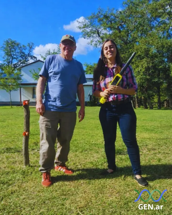 Rubén Darío Martínez y Luciana Erneta, fundadores de GEN.ar, en el campo